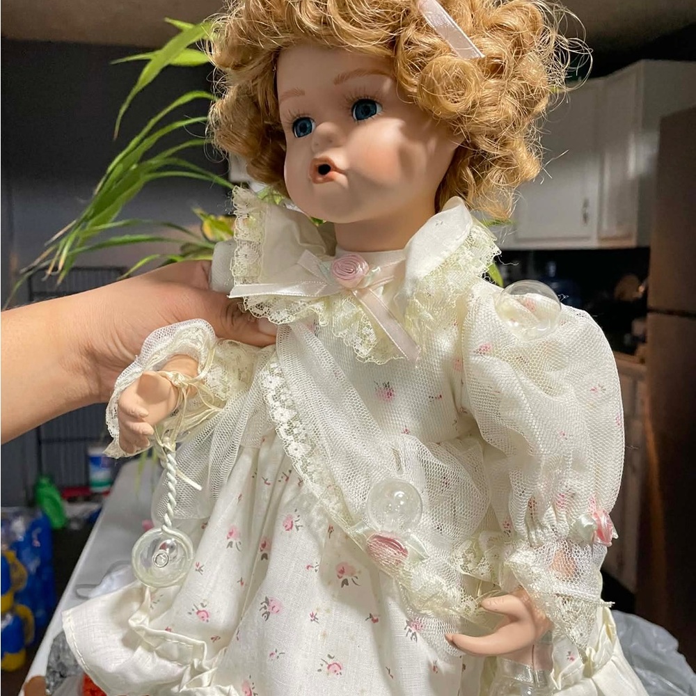 PORCELAIN DOLL - Picture 3 of 7